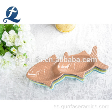 Personaliza el plato de cerámica para mascotas con forma de pez encantador